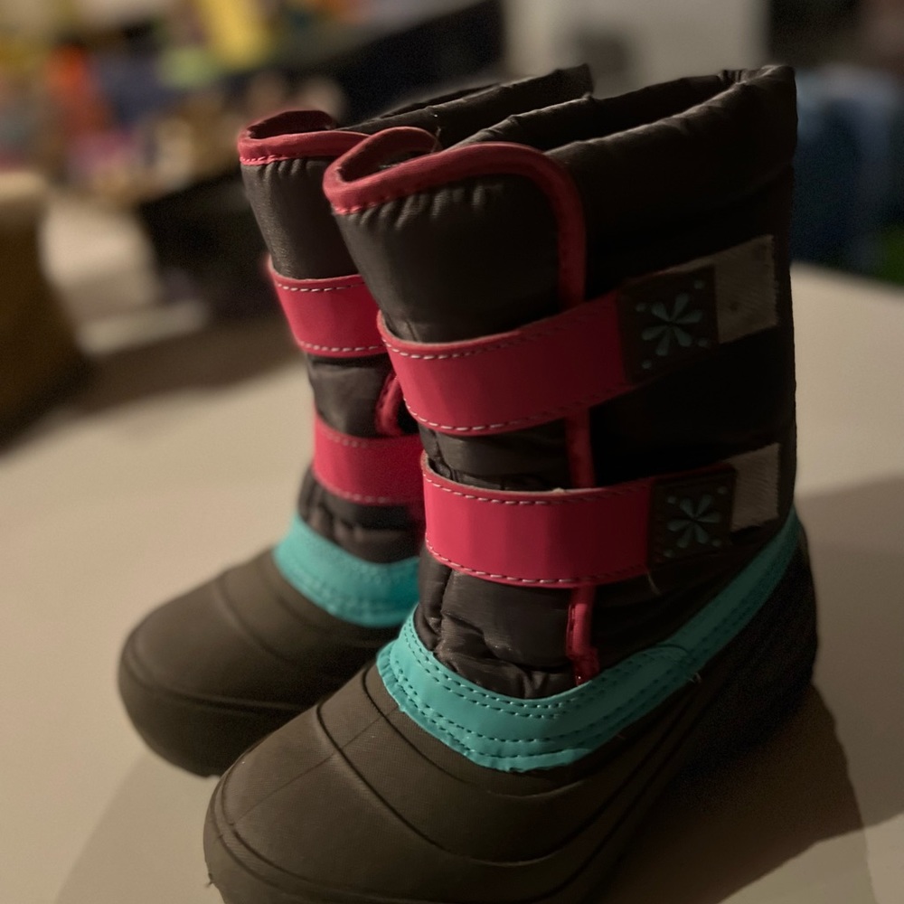 Girl snow boots size 13 used but in good conditions